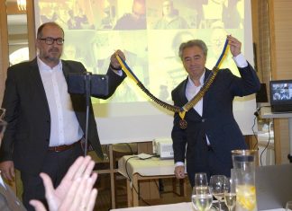 Der scheidende Präsident Prof. Dr. Kai-Dietrich Wolf (links im Bild) übergibt die Präsidentenkette an den Nachfolger Juan Gregori y Ribes. Foto: Rotary-Club Velbert