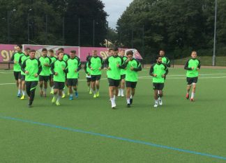 Die Mannschaft läuft die ersten Runden auf dem Platz. Foto: TVD Velbert