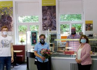 Niels Sperling mit den Café-Betreibern Bettina und Markus Wagner und Kurtula Gößl. Foto: SPD Wülfrath
