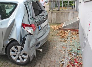 Das Heck des Opel wurde eingedrückt, die Hauswand beschädigt. Foto: Polizei