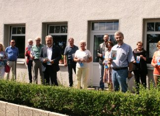 Sozialamtsleiterin Anja Karp, Bürgermeister Thomas Dinkelmann und der Vorsitzende der Pflege-Scouts Erwin Knebel mit zahlreichen Interessierten bei der Auftaktveranstaltung am Montag. Foto: Kreisstadt Mettmann