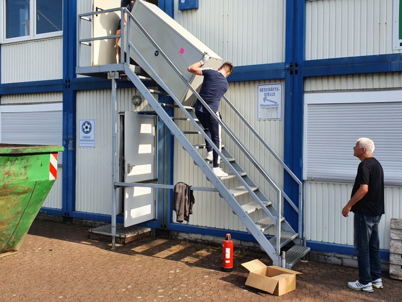 Treppen steigen inklusive: Das gesamte Material musste zum neuen Stadion transportiert werden. Foto: SSVg