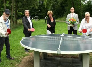 Peter Kuhlmann, Bürgermeister Thomas Dinkelmann, Mischa Kuhlmann, der Vorsitzende des Bürgervereins Metzkausen Gregor Neumann und Ellen Breuckmann von der städtischen Grünflächen-Abteilung bei der Einweihung der neuen Tischtennisplatte im Combergpark. Fotos: Kreisstadt Mettmann