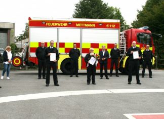 Christoph Siegert, Steffen Sauter, Julia van Boekhold, Christian Tetard und Etienne Lindner mit ihren Beförderungsurkunden. Foto: Kreisstadt Mettmann