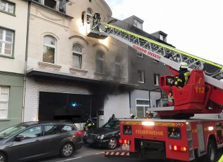 Die Feuerwehr im Einsatz an der Kirchstraße. Foto: FW Erkrath