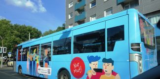 Rheinbahnbus mit WFB-Werbeaufdruck auf der Linie 743 im Zentrum von Mettmann. Foto: WFB-Werkstätten