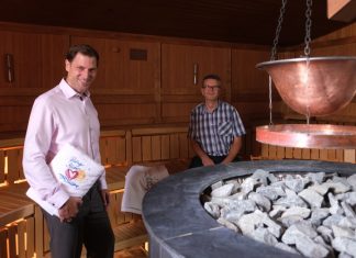 Freuen sich auf die ersten Saunagäste: Marc Bunse (Geschäftsführer Stadtwerke Ratingen), Dirk Leibelt (Betriebsleiter Allwetterbad Lintorf und Sauna). Foto: Stadtwerke Ratingen
