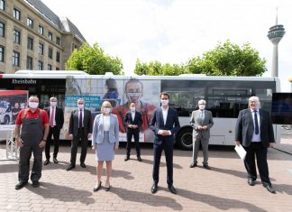 Wolfgang Fuchs (Werkstattmitarbeiter der Kölner Verkehrs-Betriebe), Ulrich Jaeger (Vorsitzender der VDV-Landesgruppe NRW), Klaus Klar (Vorstandsvorsitzender und Arbeitsdirektor der Rheinbahn), Stefanie Haaks (Vorsitzende des Vorstandes der Kölner Verkehrs-Betriebe), Frederik Ley (Vorsitzender der Regionalleitung von DB Regio NRW), Hendrik Wüst (Verkehrsminister des Landes Nordrhein-Westfalen), Thomas Hendele (Präsident des Landkreistages NRW und Landrat des Kreises Mettmann) und Thomas Hunsteger-Petermann (Stellvertretender Vorsitzender des Städtetages NRW und Oberbürgermeister der Stadt Hamm). Foto: Rheinbahn