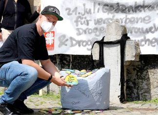 Alexander Lajios, Sozialarbeiter bei der Caritas-Wohnungslosenhilfe, zeigt einen der bemalten "Merksteine". Foto: André Volkmann