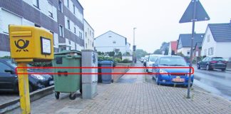 Gefährliche Falle: Der gespannte Draht ist kaum zu erkennen (rote Markierung). Foto: Polizei