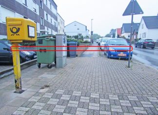 Gefährliche Falle: Der gespannte Draht ist kaum zu erkennen (rote Markierung). Foto: Polizei