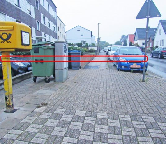 Gefährliche Falle: Der gespannte Draht ist kaum zu erkennen (rote Markierung). Foto: Polizei/Archiv