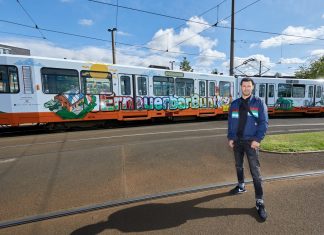 Der Streetart-Künstler Denis Klatt hat die Klima-Botschaft auf der Stadtbahn aufgebracht. Foto: Energie-Agentur NRW