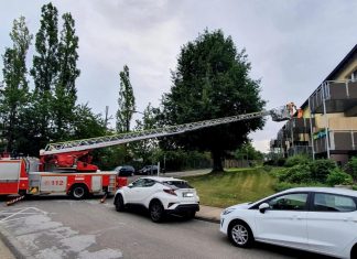 Am Steinmetz löste ein Rauchmelder Alarm aus: Die Wehr drang über eine Drehleiter in die Wohnung vor. Foto: FW Velbert