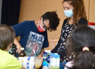 Miles (12) bereitet gemeinsam mit Betreuerin Lisa Pilz den Waffelteig zu. Foto: Lebenshilfe