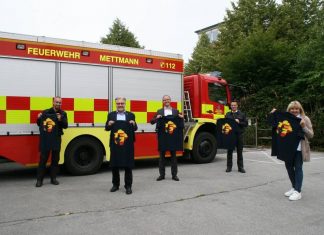 Wehrleiter Marco Zerweiss, Bürgermeister Thomas Dinkelmann, Benedikt Lamerz, 1. Vorsitzender des Feuerwehr-Fördervereins, Matthias Mausbach, stellvertretender Wehrleiter und Kämmerin Veronika Traumann mit dem Jubiläums-Poloshirts. Foto: Kreisstadt Mettmann