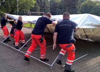 Die Ehrenamtlichen bei der Errichtung einer Notunterkunft. Foto: DRK-Kreisverband Mettmann e. V.