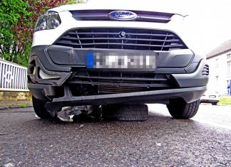 Der Unterboden des Ford Transit wurde beschädigt. Foto: Polizei