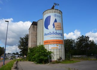 Ein neues Banner hängt am Heiligenhauser Kornspeicher. Foto: Schlüsselregion e.V.