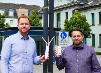Kämmerer Björn Kerkmann und Bastian Gebhardt von der Stadtverwaltung freuen sich, dass jeder das Netz kostenlos nutzen kann. Foto: Stadt Heiligenhaus