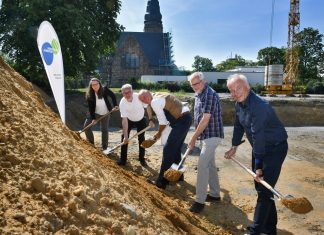 Architekt Michael Krieger, HPZN-Geschäftsführer Wolfgang Droste, Bürgermeister Dirk Lukrafka, Hospizvereinsvorsitzender Peter Jansen und Katharina Göttfert (Projektleiterin Assmann-Gruppe) beim symbolischen Spatenstich. Foto: Mathias Kehren