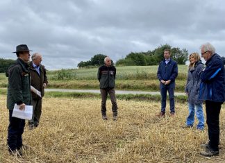 Volker Steinhage (Revierförster, Wald und Holz NRW), Reinhardt Zech (Vorsitzender der Forstbetriebsgemeinschaft (FBG) Neandertal), Kay Boenig (Amtsleiter, Wald und Holz NRW), Bürgermeister Christoph Schultz, Michaela Noll MdB, Landrat Thomas Hendel. Foto: Büro Noll