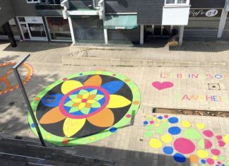 Bunt und großformatig sind die Mandalas auf dem Sandheider Markt in Erkrath. Foto: Stadt Erkrath
