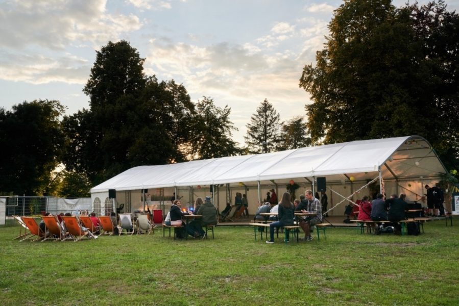 In entspannter Atmosphäre genossen die Zuschauer den Akustikabend im Zelt hinter der „Manege“. Foto: Andreas Heller