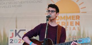 Der Sänger Alexander Seidl moderierte den Akustikabend und trat zum Abschluss des Abends selbst auf. Foto: Andreas Heller