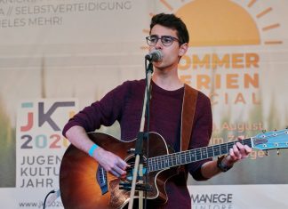 Der Sänger Alexander Seidl moderierte den Akustikabend und trat zum Abschluss des Abends selbst auf. Foto: Andreas Heller