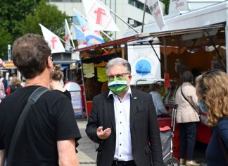 Bürgermeister Thomas Dinkelmann im Gespräch mit Bürgern auf dem Mittwochsmarkt. Foto: Kreisstadt Mettmann