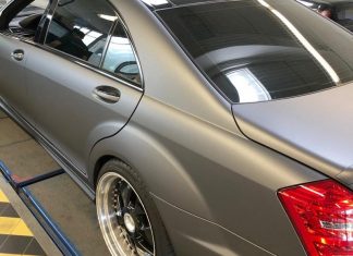 Polizeibeamten und ein Sachverständiger des TÜV stellten "erhebliche Mängel" an diesem getunten Mercedes fest. Foto: Polizei