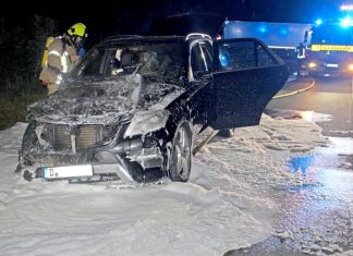 Der Mercedes brannte völlig aus. Foto: Polizei