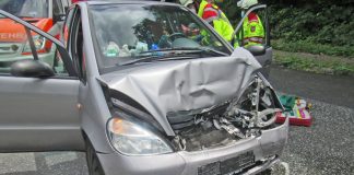 Dieser Mercedes krachte ungebremst in das Heck eines stehenden Autos. Foto: Polizei