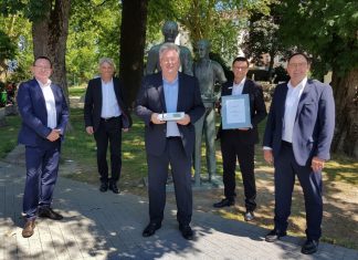 Ralf Breyer, Wolfgang Schneider (beide Deutsche Leasing), Jörg Buschmann (Vorstandsvorsitzender Sparkasse HRV), Christoph Smolka (Firmenkundendirektor Sparkasse HRV), Jörg Esser (Deutsche Leasing). Foto: Sparkasse HRV