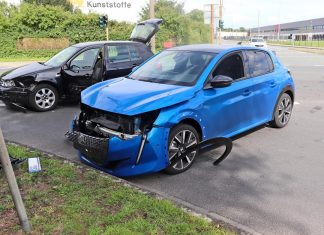 Der beschädigte Peugeot des Fahrers aus Solingen. Foto: Polizei