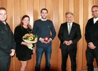 Bürgermeister Thomas Dinkelmann, Marco Zerweiss (r.) und Sebastian Thews (l.) dankten Martin Hoff für seinen mutigen Einsatz bei einem Wohnungsbrand am 23. Mai auf der Sudhoffstraße. Hoffs Freundin Stefanie Marczok hatte die Feuerwehr alarmiert. Foto: Kreisstadt Mettmann
