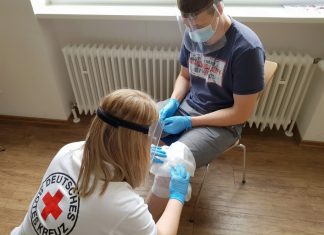 Masken auf: Es gibt Fälle, da muss man nah ran - beim Kleben eines Pflastern oder Anlegen eines Verbandes zum Beispiel. Foto: DRK-Kreisverband Mettmann