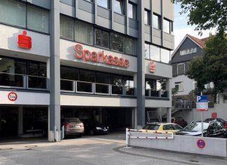 Eine Schrankenanlage regelt den Zugang zum Kundenparkplatz. Foto: Kreissparkasse