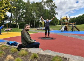 Pünktlich zum Ferienbeginn ist der Spielplatz am Kostenberg fertig geworden. Dennis Schieferstein von den TBV und Bürgermeister Dirk Lukrafka, der das neue Bodentrampolin für das Pressebild ausprobierte, haben jetzt offiziell eröffnet. Foto: Mathias Kehren