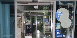 Der Tatort "An der Hoffnung" in Breitscheid: Die Täter durchbrachen mit einem TRansporter die Tür zum Foyer eines Verbrauchermarktes. Foto: Polizei