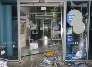 Der Tatort "An der Hoffnung" in Breitscheid: Die Täter durchbrachen mit einem TRansporter die Tür zum Foyer eines Verbrauchermarktes. Foto: Polizei