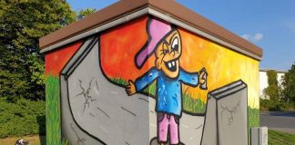 Die jungen Künstler Tom und Freddi vom Graffiti-Team des Jugendkulturjahres haben nun die zweite Trafostation der Ratinger Stadtwerke umgestaltet. Foto: Stadt Ratingen