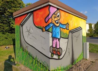 Die jungen Künstler Tom und Freddi vom Graffiti-Team des Jugendkulturjahres haben nun die zweite Trafostation der Ratinger Stadtwerke umgestaltet. Foto: Stadt Ratingen