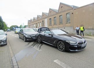 Bei dem Unfall wurden beide BMW beschädigt. Foto: Polizei