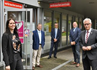 Sabine Klischat-Tilly und Andreas Adelberger (v.l.) bilden jetzt das Team der Verbraucherberatungsstelle in Velbert. Nils Hahnheide (Dezernent im Kreis Mettmann), Bürgermeister Dirk Lukrafka und Landrat Thomas Hendele (weiter, v.l.) freuen sich, dass die Verbraucherhilfe im nördlichen Kreisgebiet fortan personell gestärkt ist. Foto: Mathias Kehren