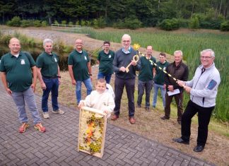 Stefan Sommer, Georg Kiosses, Frank Tetzlaff, Paul Sommer, Alfonso Vilano, Dr. Antonius Woltering, Marc Witte, Felix Witte, Markus Ferber (Kommunale Dienste) und Bürgermeister Klaus Pesch. Foto: Bienenzuchtverein/ Achim Blazy