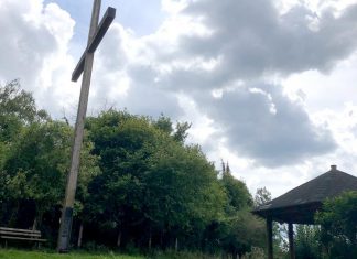 Die Höhe des entstandenen Schadens an dem Holzkreuz konnte die Polizei noch nicht beziffern. Foto: Polizei