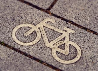Ein Fahrradsymbol ist auf dem Boden zu sehen. Foto: pixabay/symbolbild