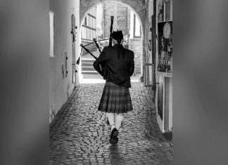 Ingo Roza zieht mit seinem Dudelsack druch Heiligenhaus. Foto: Veranstalter